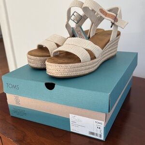 TOMS NWT Audrey Size 7.5 Cream Wedge Sandals